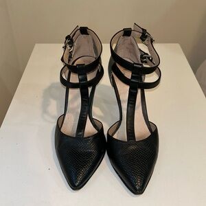 ALDO 2 tone snakeskin texture pointy toe heels. Thong style.